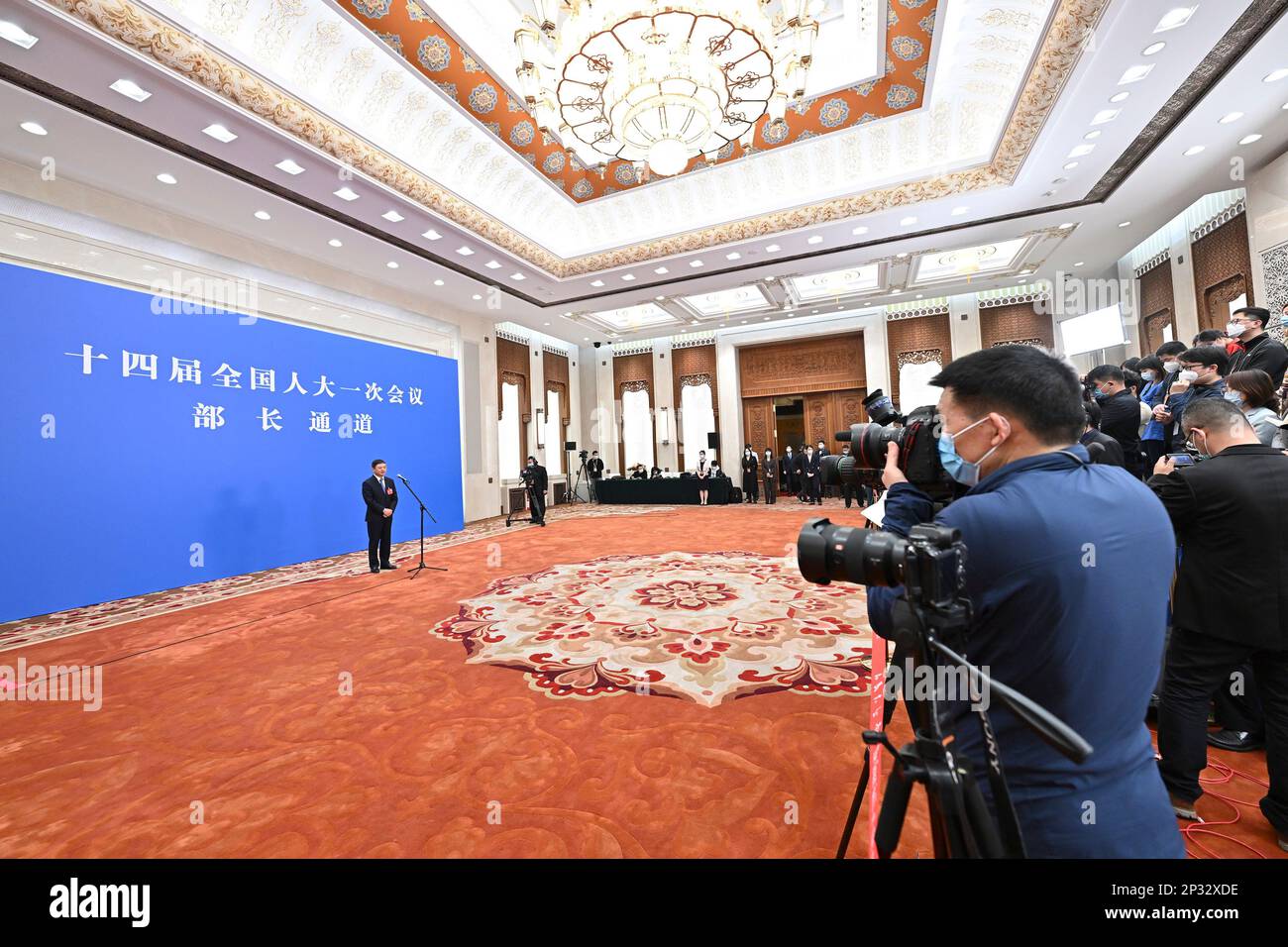 Pékin, Chine. 5th mars 2023. Le ministre de l'écologie et de l'environnement Huang Runqiu donne un entretien après la réunion d'ouverture de la première session du Congrès national populaire (CNP) de 14th à Beijing, capitale de la Chine, 5 mars 2023. Credit: Liu Jinhai/Xinhua/Alamy Live News Banque D'Images