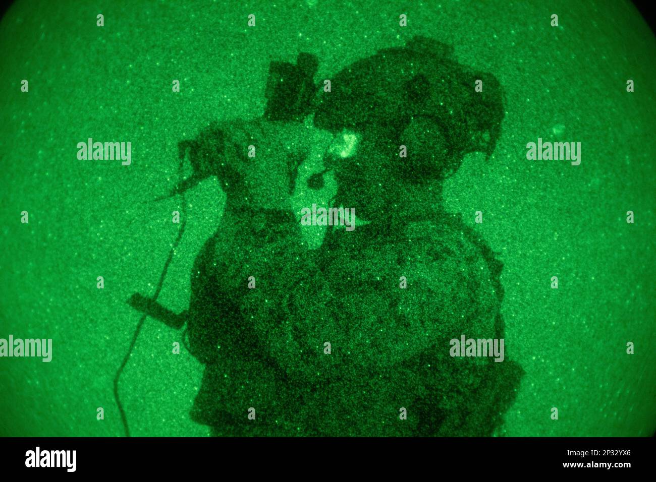 ÉTATS-UNIS Le Cpl. Joshua Webster du corps maritime, un contrôleur d'attaque de terminal conjoint avec 1st Air Naval Gunfire liaison Company, I Marine Expeditionary Force information Group, examine une capacité intégrée de recherche de portée laser commune lors d'un exercice de certification ANGLICO 1st au camp de base du corps des Marines Pendleton, Californie, le 24 janvier 2023. Le CERTEX 1st d'ANGLICO évalue les équipes de contrôle de la puissance de feu dans un large éventail de missions et de tâches essentielles de la mission en vue des opérations futures. Banque D'Images