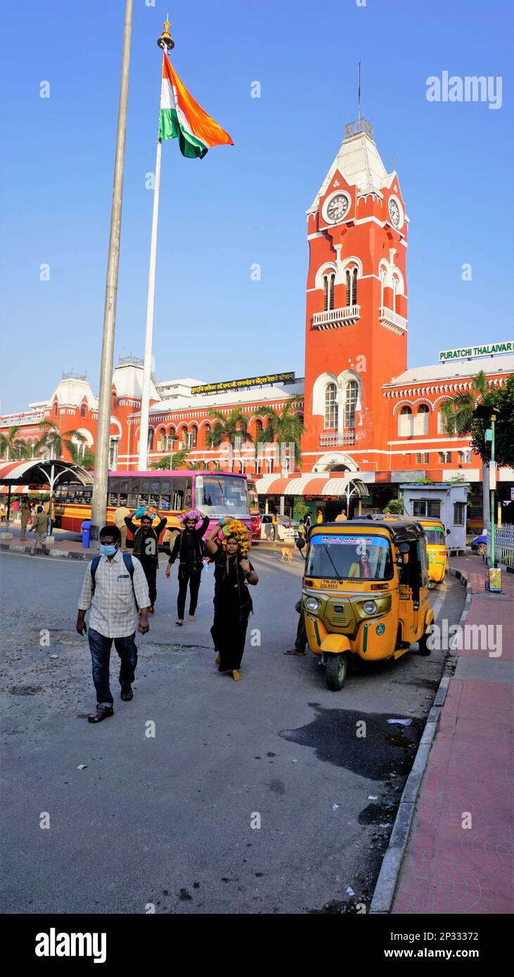 Chennai,Tamilnadu,Inde-29 décembre 2022: Puratchi Thalaivar Dr MGR Gare centrale de la ville de Chennai. Sabarimala Ayyappa dévotés devant St Banque D'Images