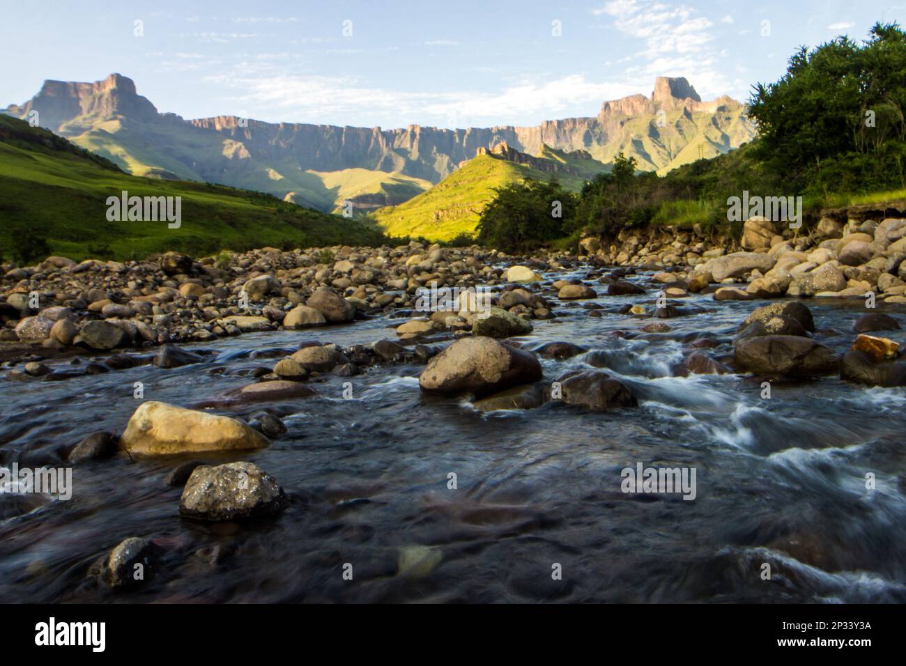 Vue sur la rivière Tugela, avec les majestueuses falaises de basalte de l'amphithéâtre en arrière-plan, dans les montagnes du Drakensberg Banque D'Images