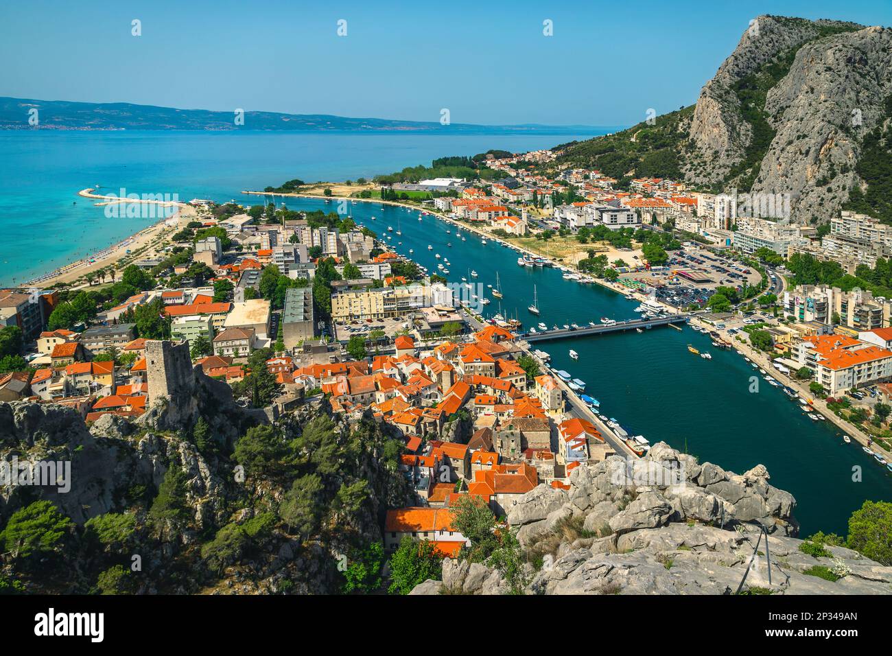 Vue imprenable sur la mer Adriatique et la majestueuse rivière Cetina depuis la célèbre via ferrata escalade route, omis, Dalmatie, Croatie, Europe Banque D'Images