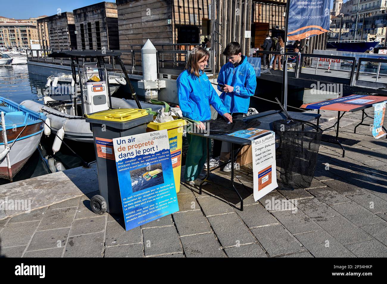 Marseille, France. 04th mars 2023. Des volontaires de l'association Échos d' Océans sont présents pour sensibiliser le public à la pollution marine lors  de la dépollution des eaux du Vieux Port de Marseille.