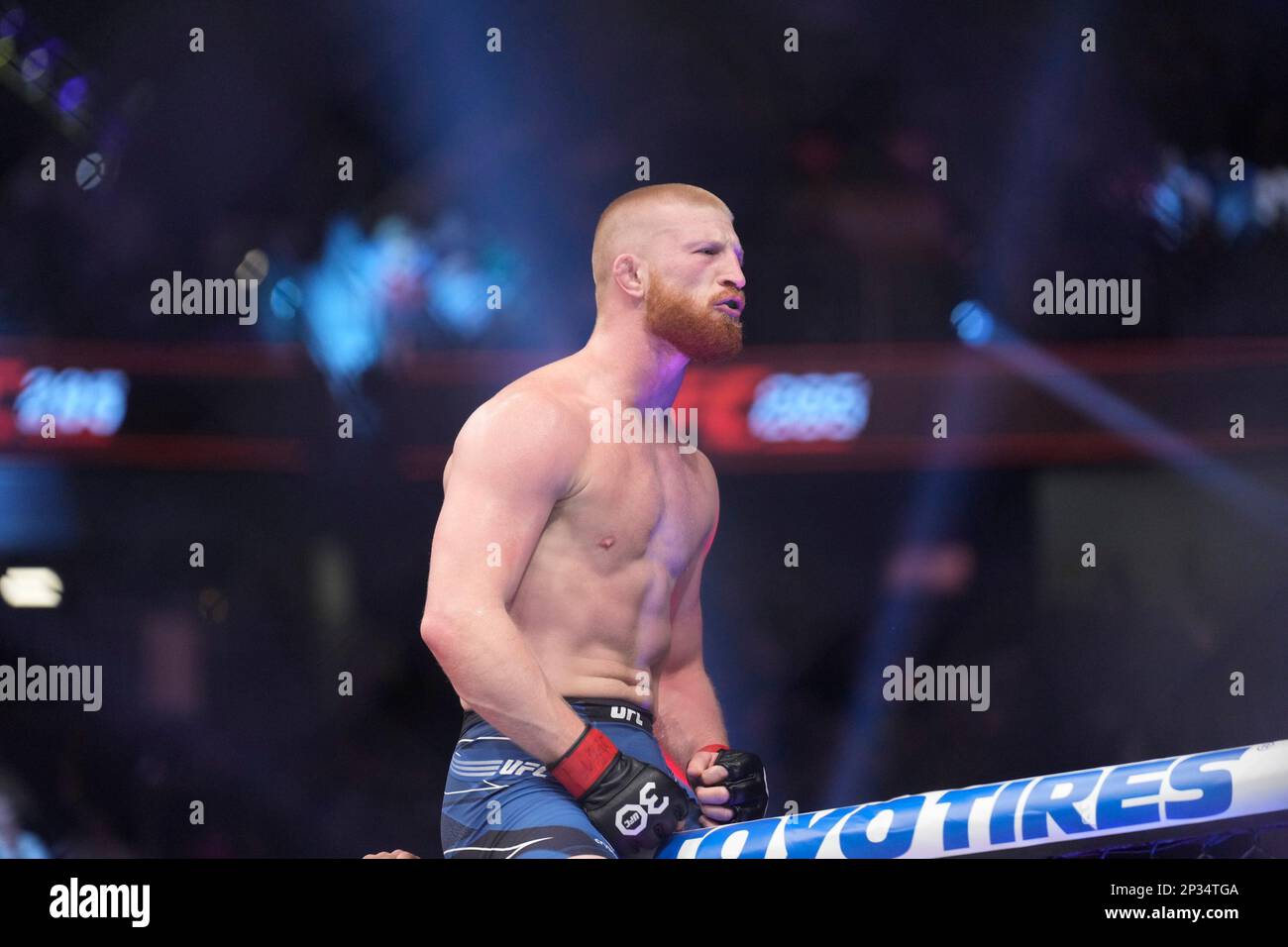 LAS VEGAS, NV 4 MARS Bo Nickal célèbre sa victoire sur Jamie