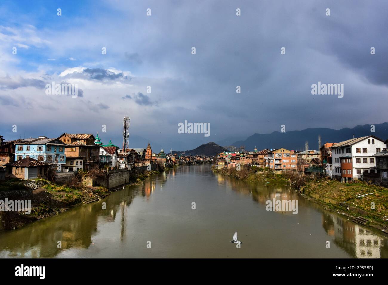 Srinagar, Inde. 04th mars 2023. Rivière Jehlum avec des maisons résidentielles vues pendant un temps nuageux dans la vieille ville de Srinagar, la capitale estivale de Jammu-et-Cachemire. (Photo de Saqib Majeed/SOPA Images/Sipa USA) crédit: SIPA USA/Alay Live News Banque D'Images