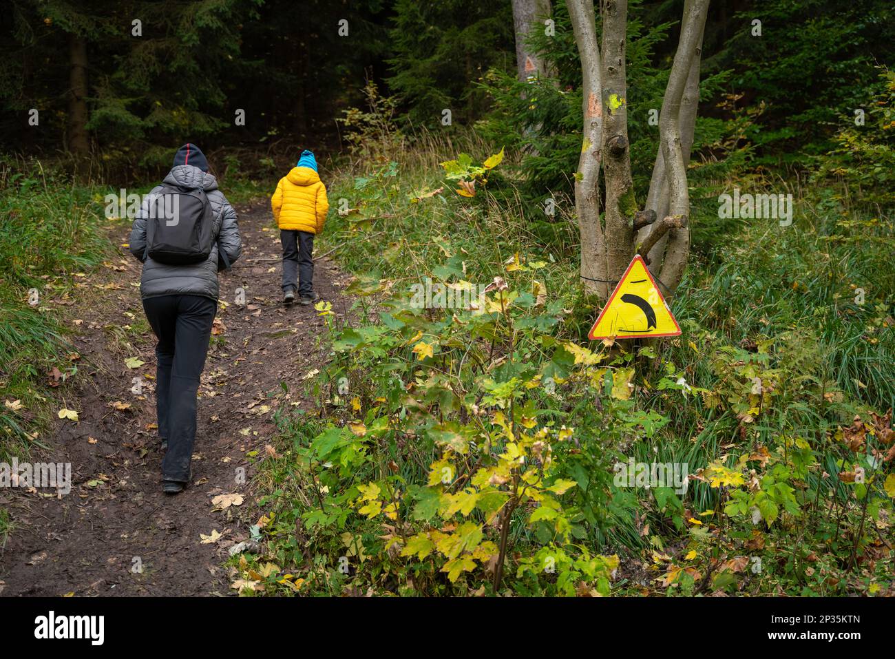 En automne, ma mère et son petit fils font un sentier de montagne. Montagnes polonaises Banque D'Images