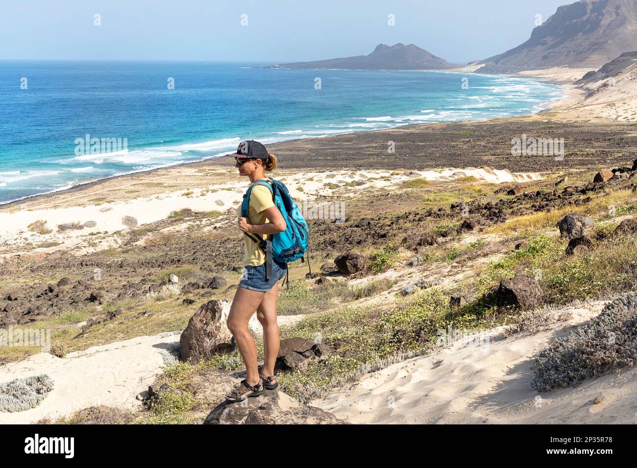 Femme randonneur regardant la côte spectaculaire entre Baia das Gatas et Calhau (Parque Norte Baia das Gatas) sur l'île de Sao Vicente, Cabo verde Banque D'Images