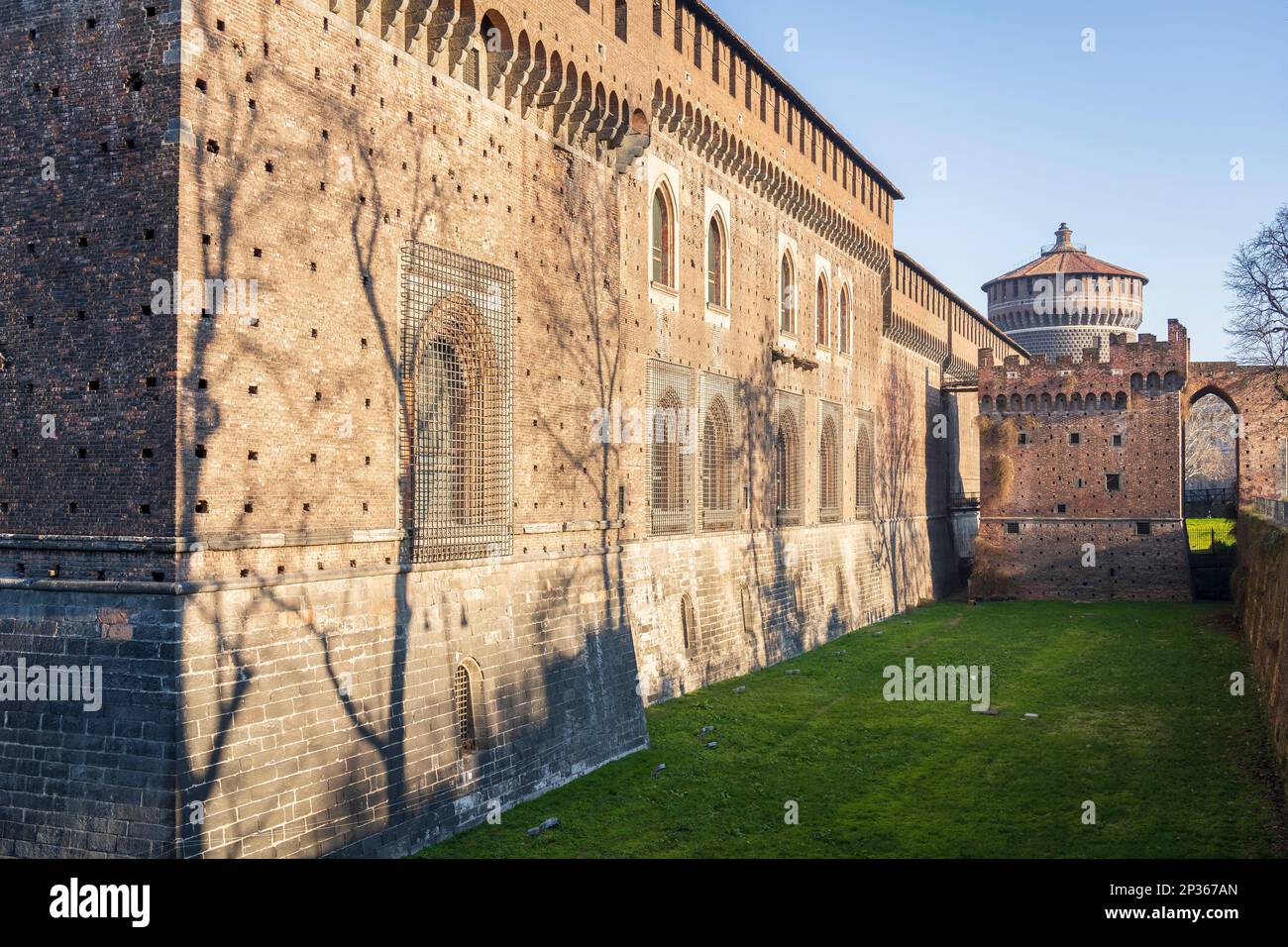 Un fragment de la façade du château avec tour à la journée ensoleillée à Milan, Italie Banque D'Images