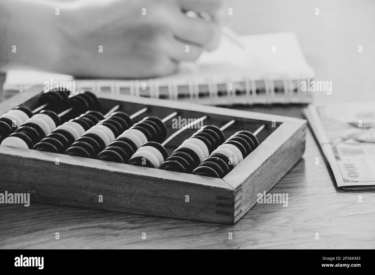 Vieille calculatrice sur une table Banque d'images noir et blanc - Alamy
