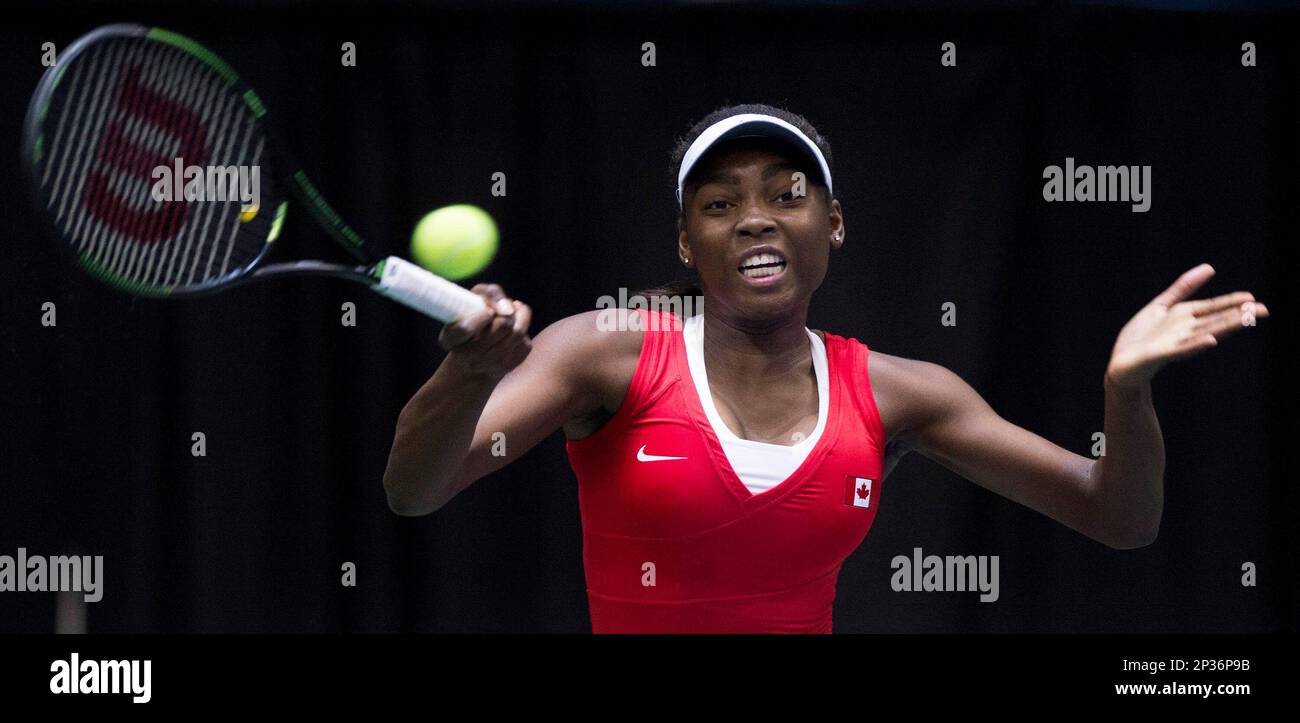Canada's Francoise Abanda returns the ball to Romania's Alexandra Dulgheru during Fed Cup tennis action in Montreal, Sunday, April 19, 2015. (Graham Hughes/The Canadian Press via AP) MANDATORY CREDIT Banque D'Images