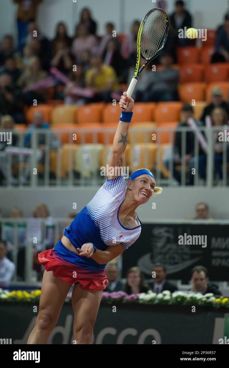 Svetlana Kuznetsova of Russia serves playing against Andrea Petkovic of Germany during their Fed Cup semifinal tennis match in Sochi, Russia, in Sochi, Russia, Sunday, April 19, 2015. Germany's Andrea Petkovic beat Svetlana Kuznetsova in straight sets Sunday to reduce Russia's lead over Germany to 2-1 in their Fed Cup semifinal.(AP Photo/Artur Lebedev) Banque D'Images
