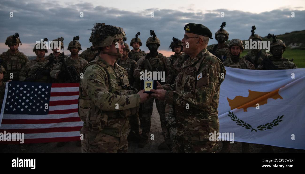 Le lieutenant-général Dimokritos Zervakis, Chef de la Défense de Chypre, présente une plaque au Capt Ben Smith, commandant de l'Able Company, 2nd Bataillon, 503rd Airborne Infantry Regiment, 173rd Brigade aéroportée après un exercice de feu à blanc au niveau de l'équipe de force en force avec les troupes chypriotes à Larnaca, Chypre, 16 février 2023, Dans le cadre de l'exercice Silver Falcon 23. Silver Falcon 23 est un exercice bilatéral entre les États-Unis et Chypre, conçu pour améliorer l’interopérabilité entre les armées des deux nations afin de s’assurer qu’elles sont prêtes à toute éventualité, en particulier celles impliquant une réponse à une crise Banque D'Images