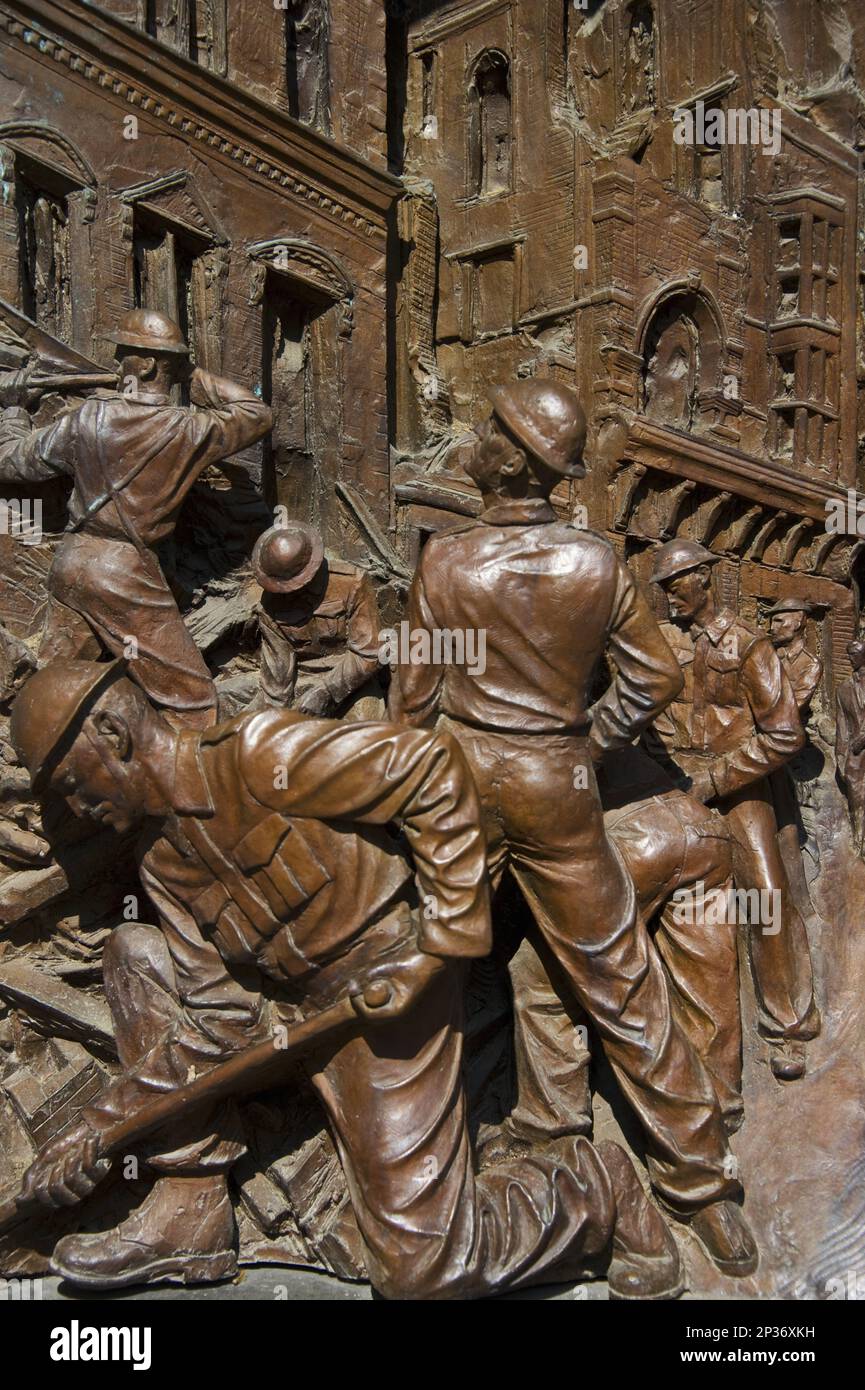 Monument à la reine Elizabeth la reine mère, sculpture en bronze de relief représentant l'extrémité est de Londres pendant les raids aériens de la Seconde Guerre mondiale, le Banque D'Images