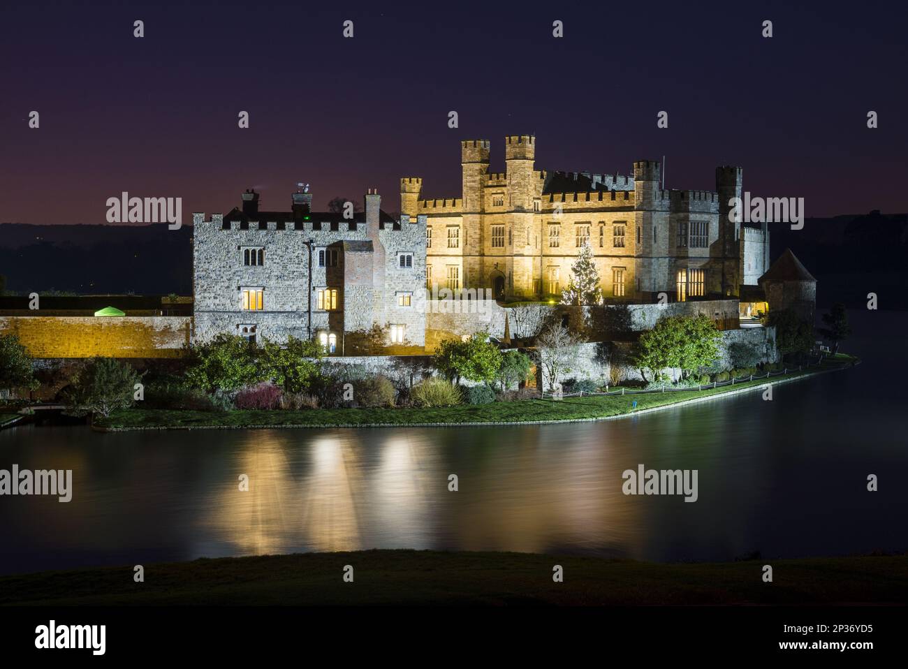 Château avec arbre de Noël et douve la nuit, Château de Leeds, rivière Len, Kent, Angleterre, Royaume-Uni Banque D'Images