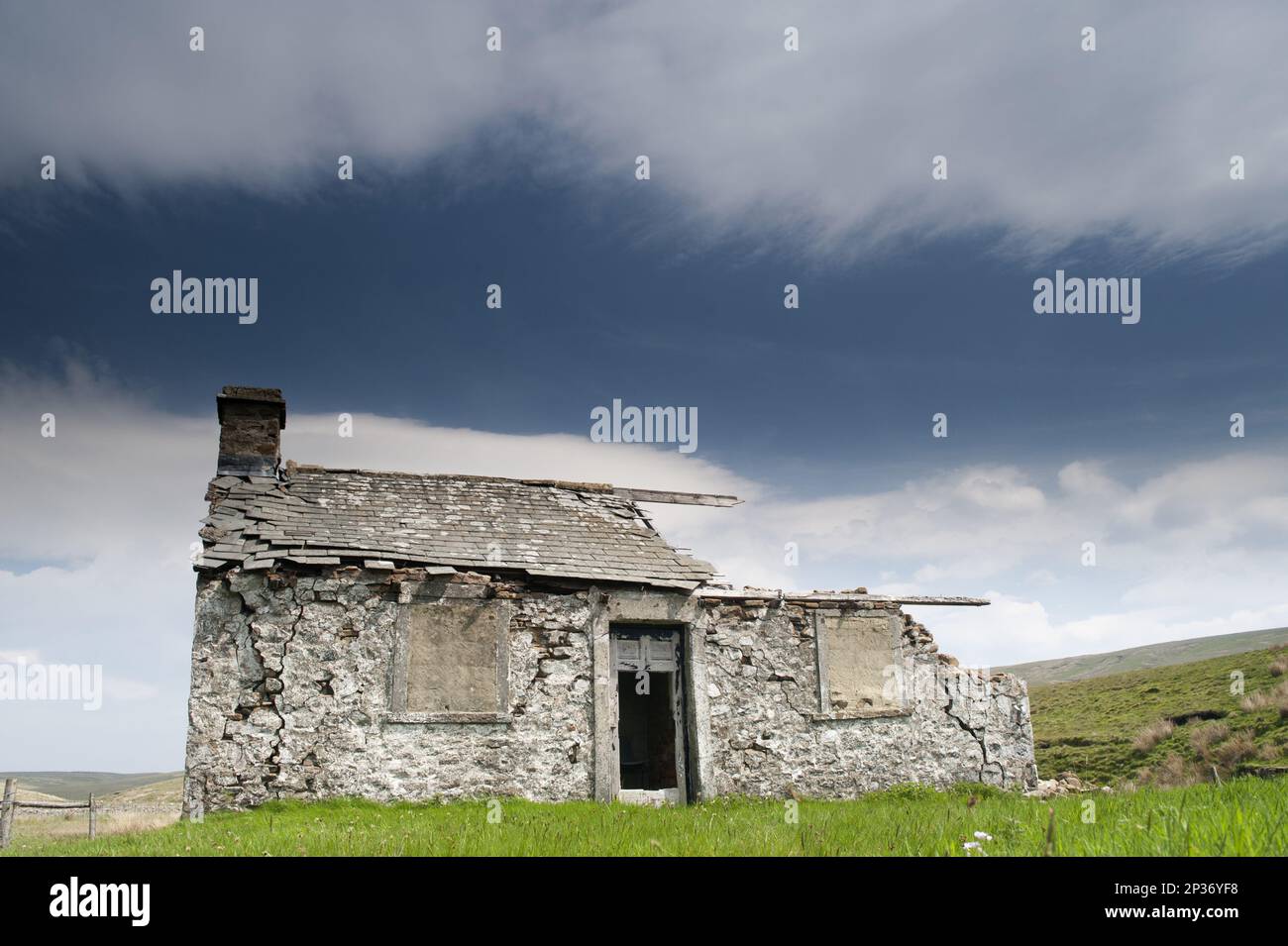 Galerie de tir abandonnée sur le bord de la route B6255 de Hawes à Ingleton, North Yorkshire, Angleterre, Royaume-Uni Banque D'Images
