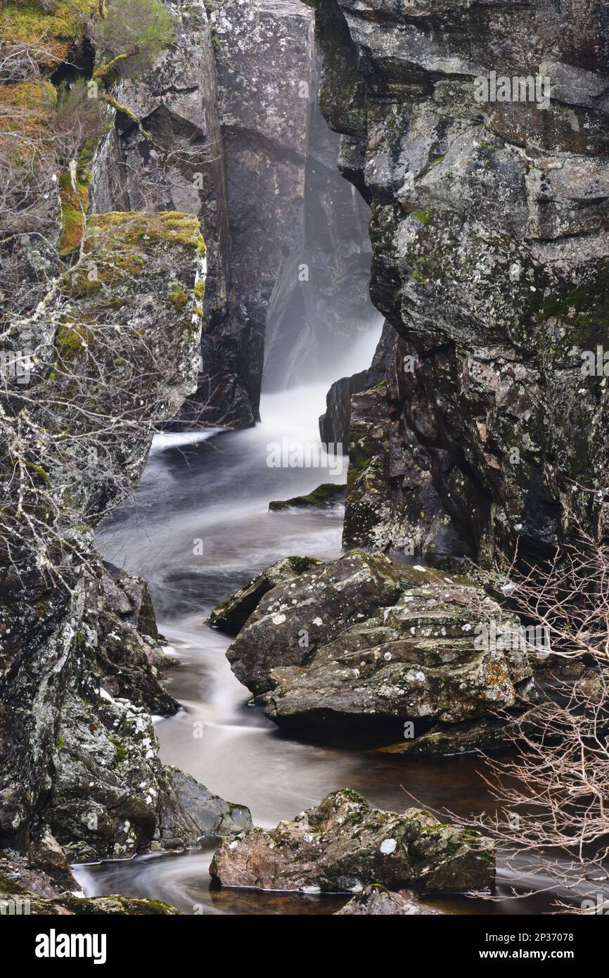 Rivière et rochers près de la cascade au crépuscule, chutes de chien, rivière Affric, Glen Affric, Inverness-shire, Highlands, Écosse, Royaume-Uni Banque D'Images