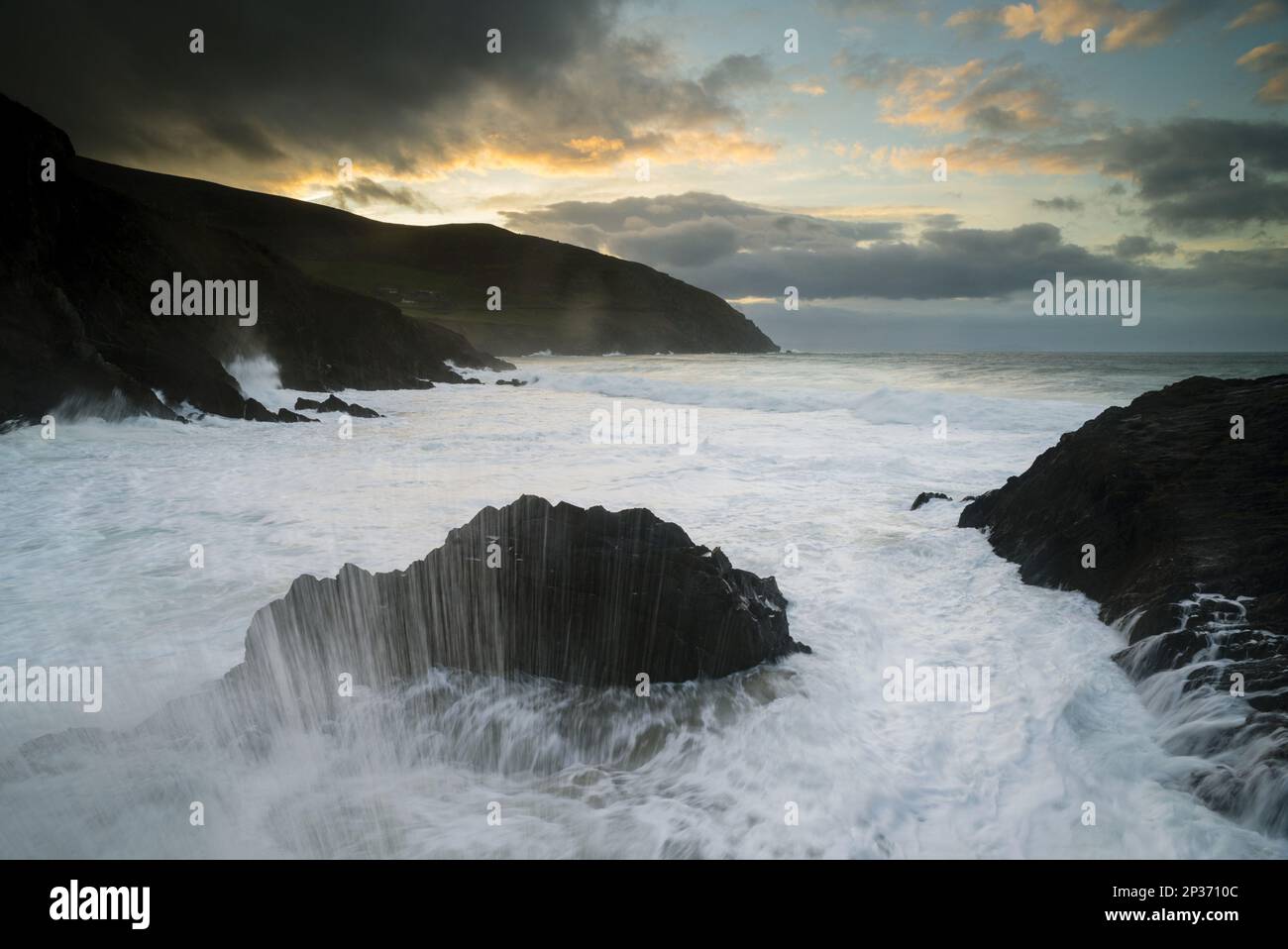 Vue des vagues de houle se brisant sur les rochers à l'aube, Coumeenole Nord, Dingle Peninsula, Comté Kerry, Munster, Irlande Banque D'Images