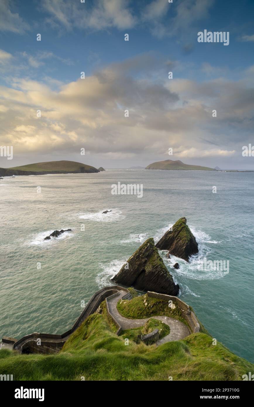 Vue sur le sentier côtier sinueux jusqu'à la jetée à l'aube, Dunquin Pier, Dingle Peninsula, County Kerry, Munster, Irlande Banque D'Images