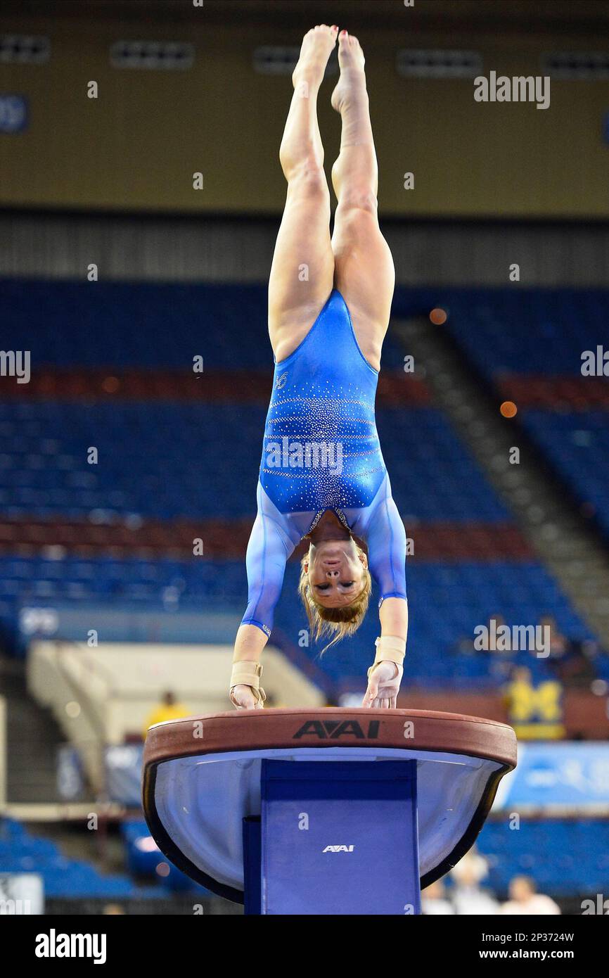 Florida's Bridget Sloan competes on the vault during the semifinals of the NCAA women's gymnastics championships, Friday, April 17, 2015 in Fort Worth, Tex.(Mo Khursheed/TFV Media via AP Images) Banque D'Images