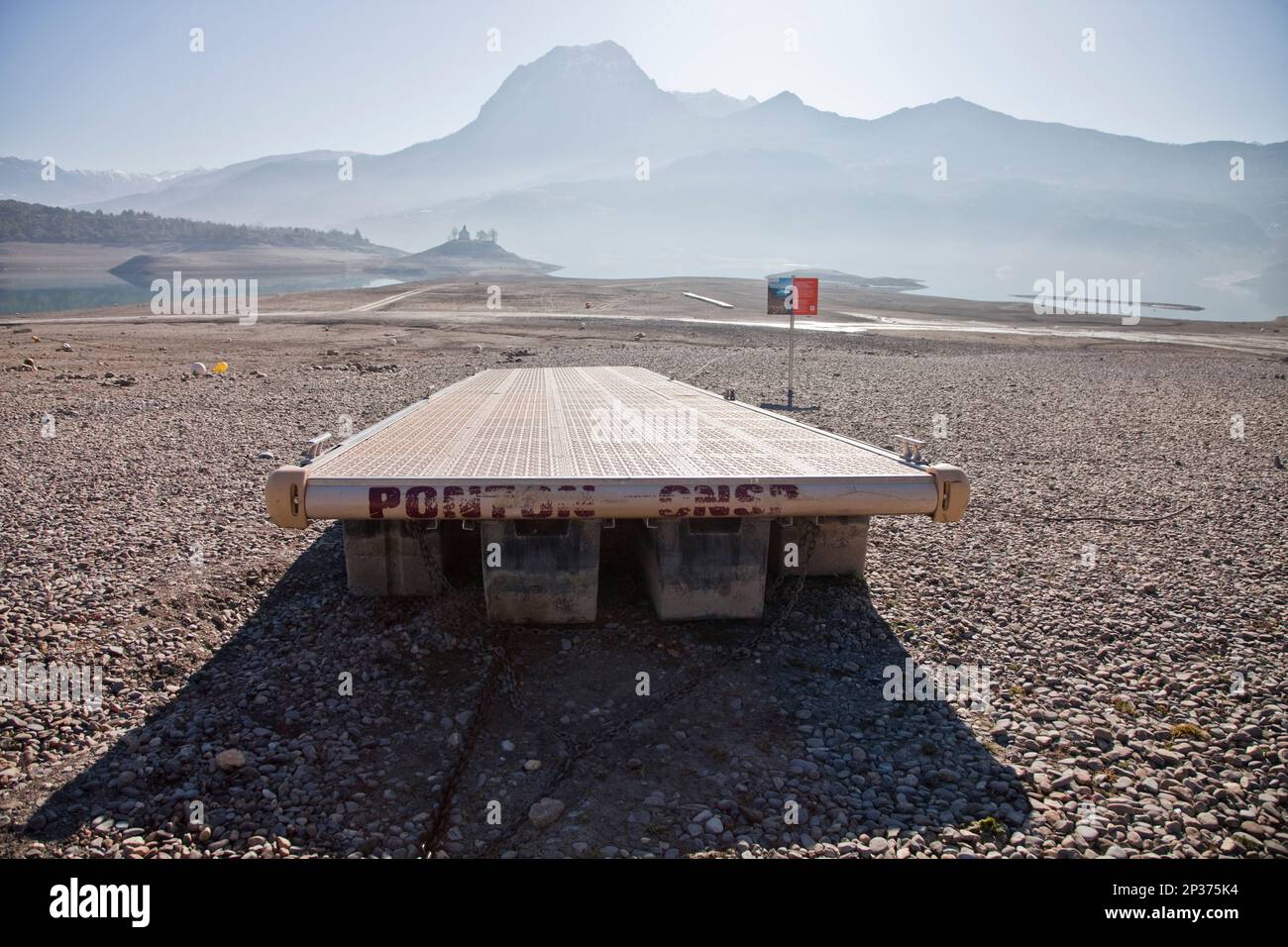 Chorges, France. 04th mars 2023. Un ponton repose sur le sol de la Baie Saint Michel, en France, sur 04 mars 2023. Le niveau d'eau du lac serre Poncon est inférieur de 21,77 m à son niveau de remplissage optimal. Photo de Thibaut Durand /ABACAPRESS.COM. Credit: Abaca Press/Alay Live News Banque D'Images