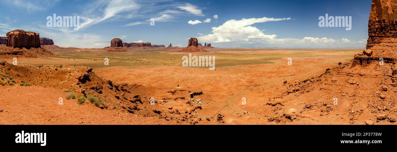 Panorama panoramique haute résolution du désert rouge avec des mesas typiques dans Monument Valley aux États-Unis Banque D'Images