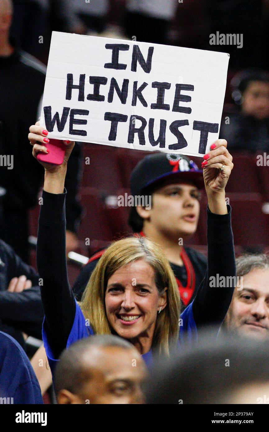April 15, 2015: Philadelphia 76ers fan with a sign for General Manager Sam Hinkie prior to the NBA game between the Miami Heat and the Philadelphia 76ers at the Wells Fargo Center in Philadelphia, Pennsylvania. (Cal Sport Media via AP Images) Banque D'Images