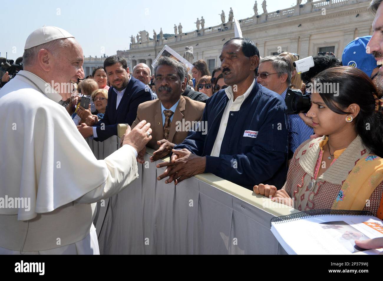 Pope Francis meets the husband of a Pakistani Christian woman, Asia Bibi, who was convicted of blasphemy by a Pakistani court, Ashiq Masiq and her daughter Eisham, right, at the end of his weekly general audience, in St. Peter's Square, at the Vatican, Wednesday, April 15, 2015. (AP Photo/L'Osservatore Romano, POOL) Banque D'Images
