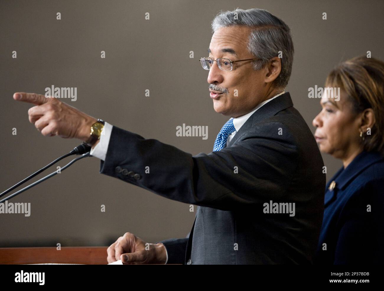 UNITED STATES – DECEMBER 10: Congressional Black Caucus members including Rep. Bobby Scott, D-Va., and Rep. Barbara Lee, D-Calif., hold a news conference in the House Radio-TV Gallery studio on President Obama's tax cut proposals on Dec. 10, 2010. (Photo By Bill Clark/Roll Call) (CQ Roll Call via AP Images) Banque D'Images