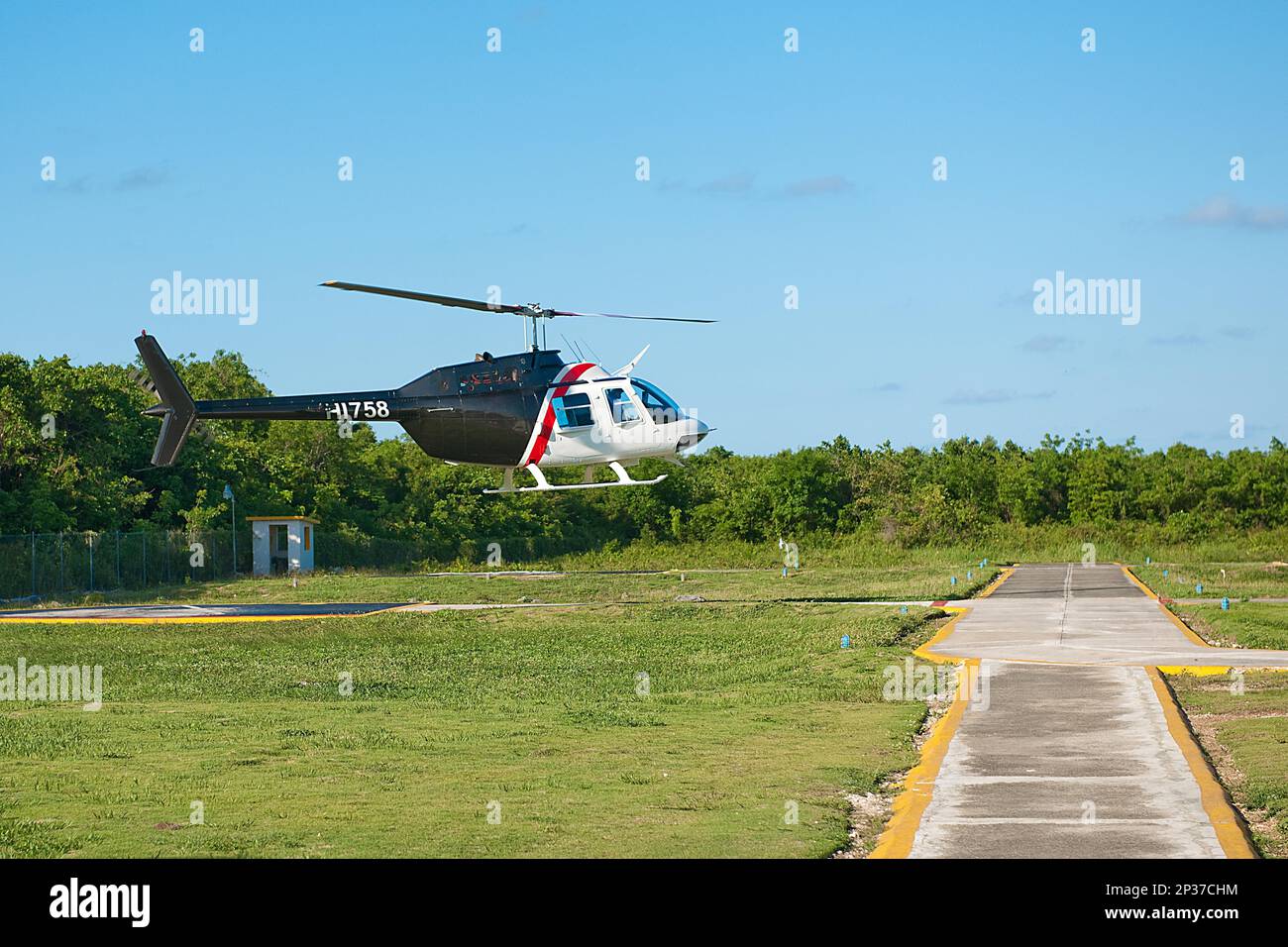 Hélicoptère de type Bell 206B Jet Ranger III sur approche, atterrissage, hélicoptère, vol stationnaire, vol stationnaire, vol visuel, vol de bas niveau, vol en contour Banque D'Images