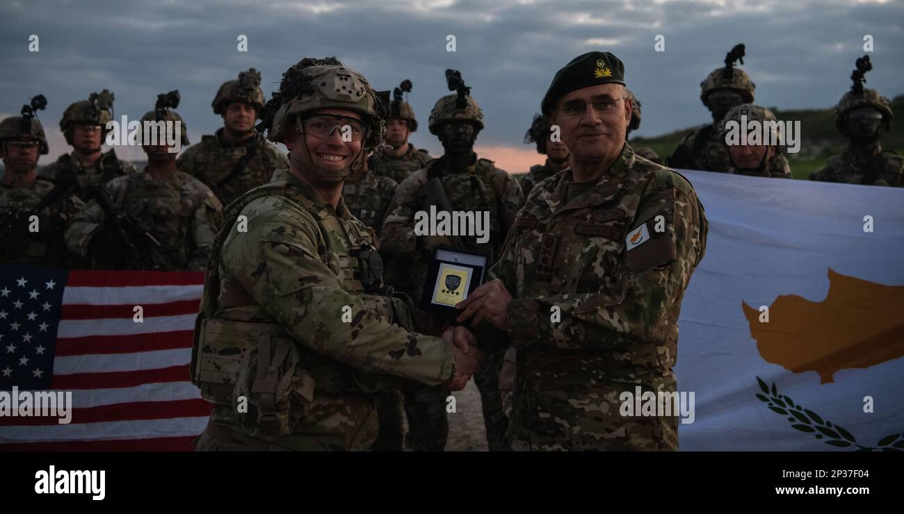 Le lieutenant-général Dimokritos Zervakis, Chef de la Défense de Chypre, présente une plaque au Capt Ben Smith, commandant de l'Able Company, 2nd Bataillon, 503rd Airborne Infantry Regiment, 173rd Brigade aéroportée après un exercice de feu à blanc au niveau de l'équipe de force en force avec les troupes chypriotes à Larnaca, Chypre, 16 février 2023, Dans le cadre de l'exercice Silver Falcon 23. Silver Falcon 23 est un exercice bilatéral entre les États-Unis et Chypre, conçu pour améliorer l’interopérabilité entre les armées des deux nations afin de s’assurer qu’elles sont prêtes à toute éventualité, en particulier celles impliquant une réponse à une crise Banque D'Images