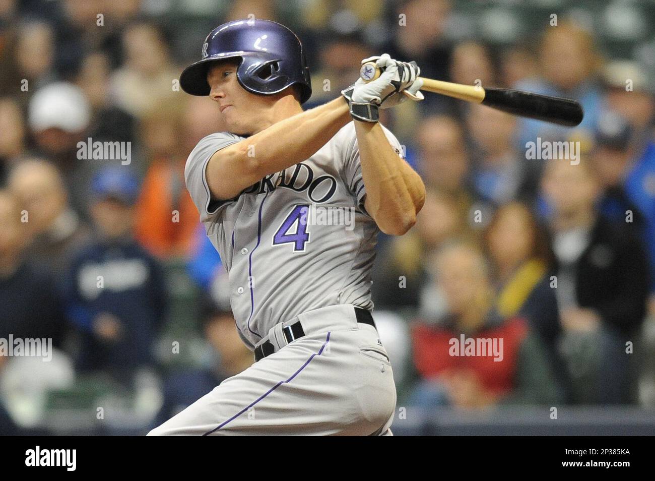 April 08, 2015: Colorado Rockies Catcher Nick Hundley (4) [5939] grounds out during a game between the Colorado Rockies and Milwaukee Brewers at Miller Park in Milwaukee, WI. (Icon Sportswire via AP Images) Banque D'Images