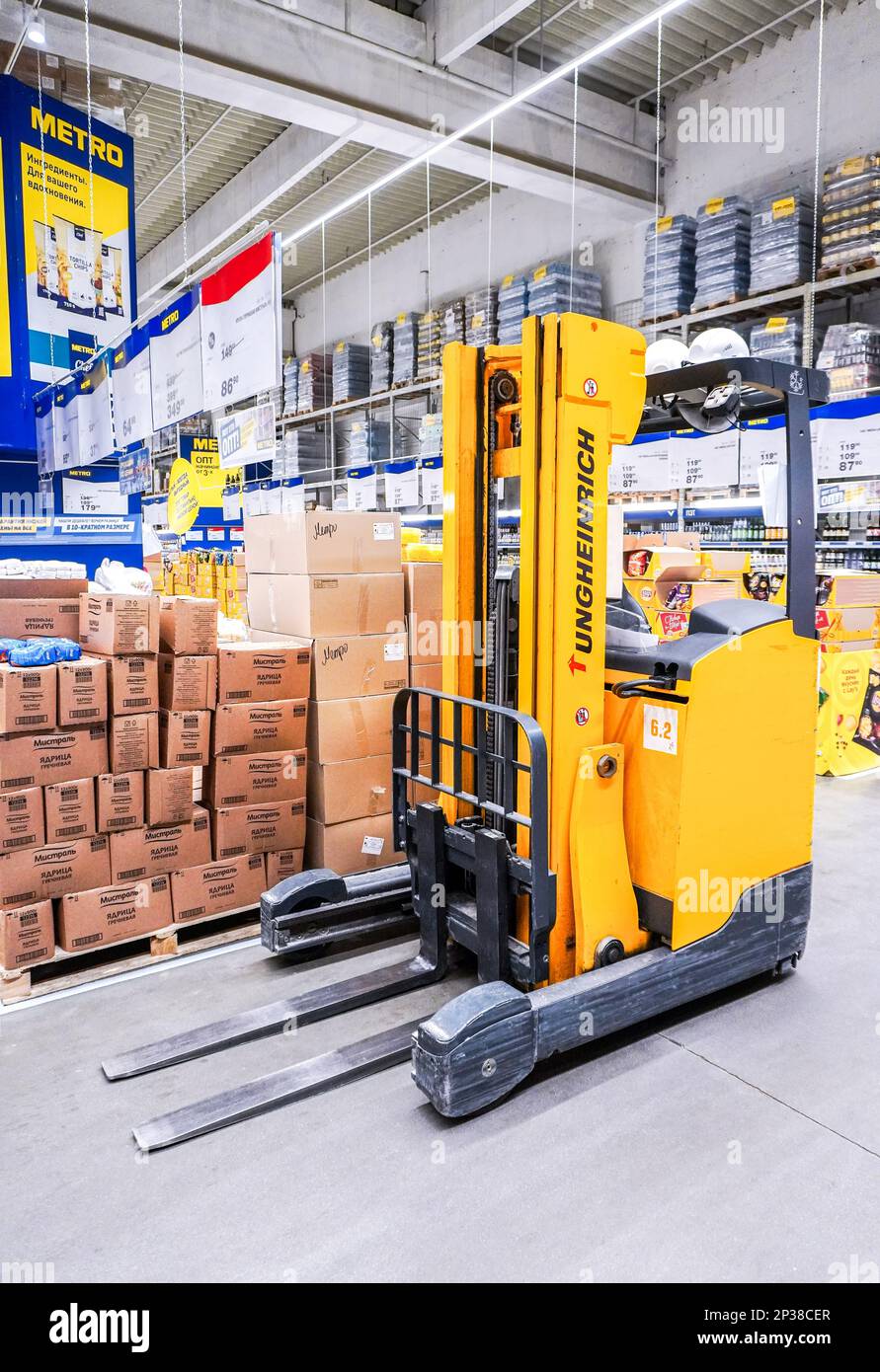 Samara, Russie - 2 mars 2023 : chariot élévateur d'entrepôt dans le magasin Metro. Metro Group est un groupe de distribution allemand Banque D'Images