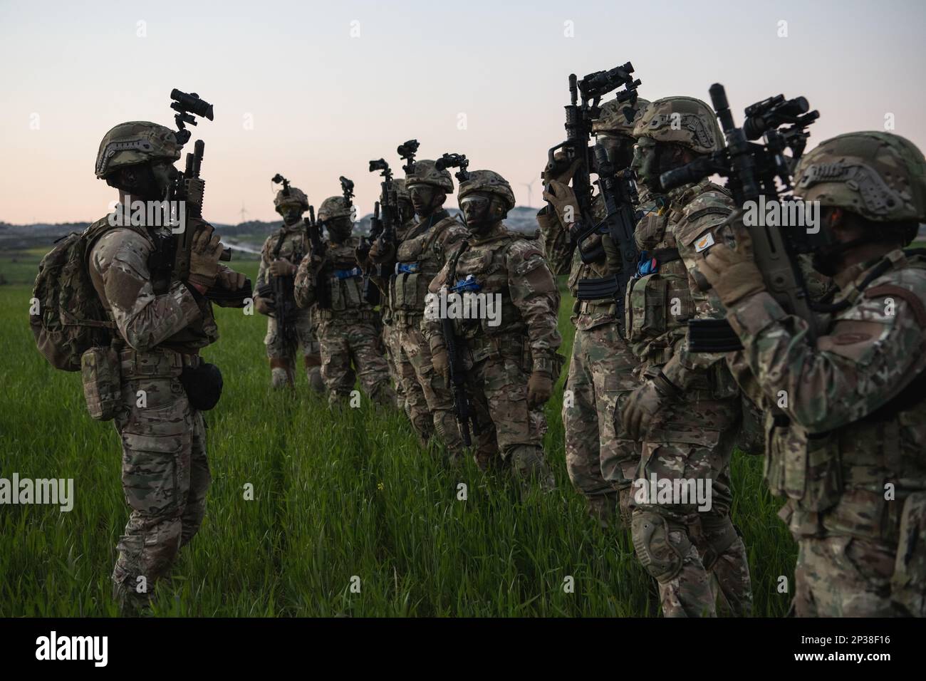 Un soldat chypriote parle à son équipe après avoir mené un exercice de tir à blanc au niveau de l'équipe de force sur la force avec les États-Unis Parachutistes de l'armée affectés au 2nd Bataillon, 503rd Airborne Infantry Regiment, 173rd Airborne Brigade à Larnaca, Chypre, 16 février 2023, dans le cadre de l'exercice Silver Falcon 23. Silver Falcon 23 est un exercice bilatéral entre les États-Unis et Chypre, conçu pour améliorer l'interopérabilité entre les militaires des deux nations afin de s'assurer qu'ils sont prêts à toute éventualité, en particulier ceux qui impliquent une intervention en cas de crise et des opérations d'évacuation non combattantes. L'Airbo 173rd Banque D'Images