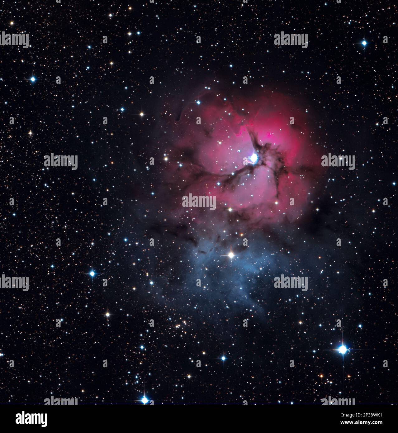 Le Triffid Nebula, catalogué comme Messier 20 ou M20 et comme NGC 6514, pris à l'aide d'un télescope à distance en Espagne Banque D'Images