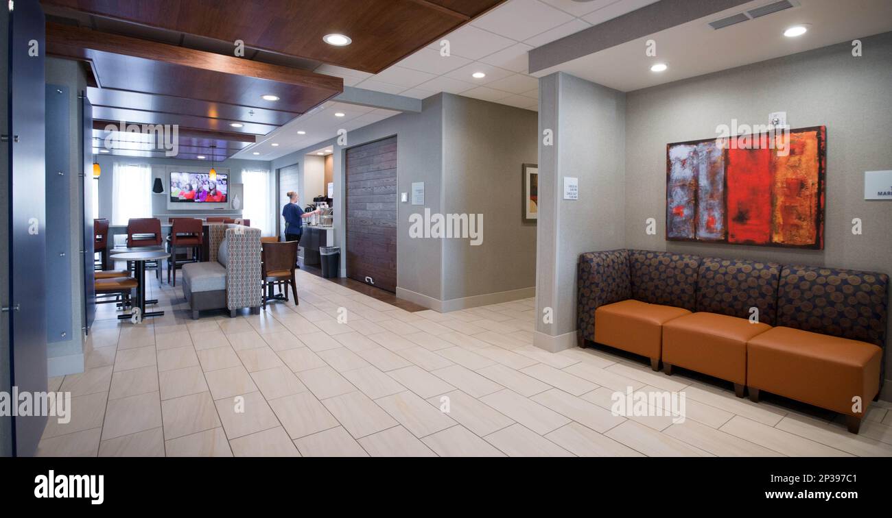 ADVANCE FOR USE SUNDAY, APRIL 12, 2015 AND THEREAFTER In this March 26, 2015 photo, the lobby of the new Ralston Holiday Inn Express Hotel, 72nd and Q Streets in Ralston, Neb., is shown here. (AP Photo/Omaha World-Herald, Kent Sievers) Banque D'Images