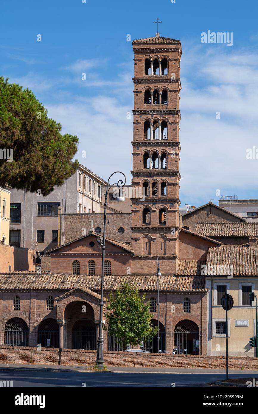 Basilique Sainte-Marie à Cosmedin avec clocher médiéval à Rome, Italie. Banque D'Images