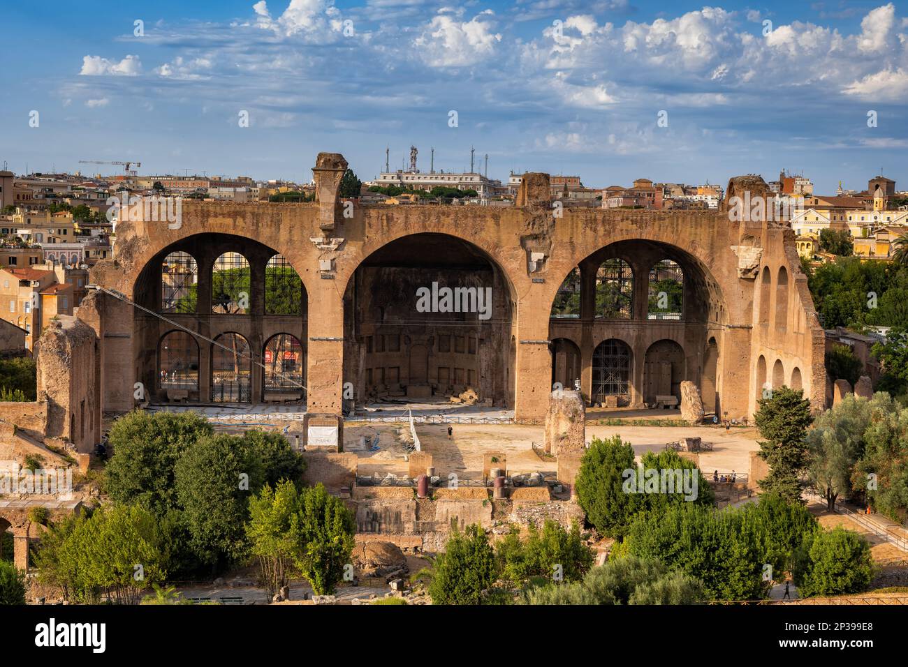 Ruines de l'ancienne basilique de Maxentius et Constantine (313 AD) au Forum romain de la ville de Rome en Italie. Banque D'Images