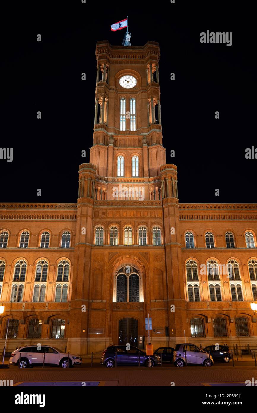 Rotes Rathaus - Hôtel de ville rouge illuminé la nuit dans la ville de Berlin, en Allemagne. Banque D'Images