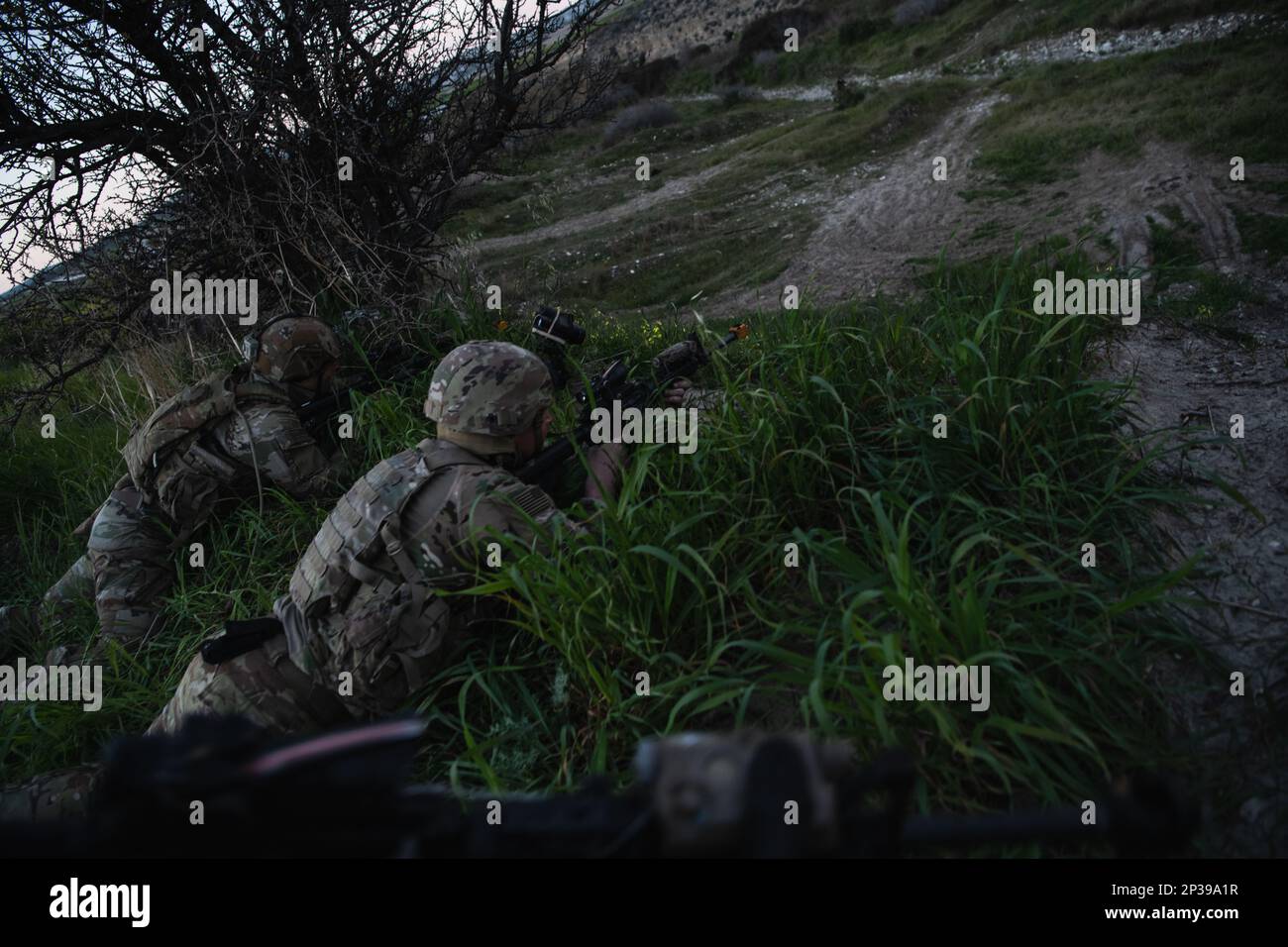 ÉTATS-UNIS Les parachutistes de l'armée affectés au 2nd Bataillon, 503rd Airborne Infantry Regiment, 173rd Airborne Brigade embuscade une équipe de troupes chypriotes lors d'un exercice de tir à blanc au niveau de l'équipe de force sur la force à Larnaca (Chypre), le 16 février 2023, dans le cadre de l'exercice Silver Falcon 23. Silver Falcon 23 est un exercice bilatéral entre les États-Unis et Chypre, conçu pour améliorer l'interopérabilité entre les militaires des deux nations afin de s'assurer qu'ils sont prêts à toute éventualité, en particulier ceux qui impliquent une intervention en cas de crise et des opérations d'évacuation non combattantes. La Brigade aéroportée de 173rd est l'U Banque D'Images