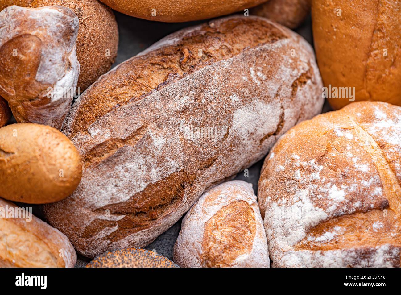 Du pain naturel fraîchement cuit est sur la table de cuisine. Banque D'Images