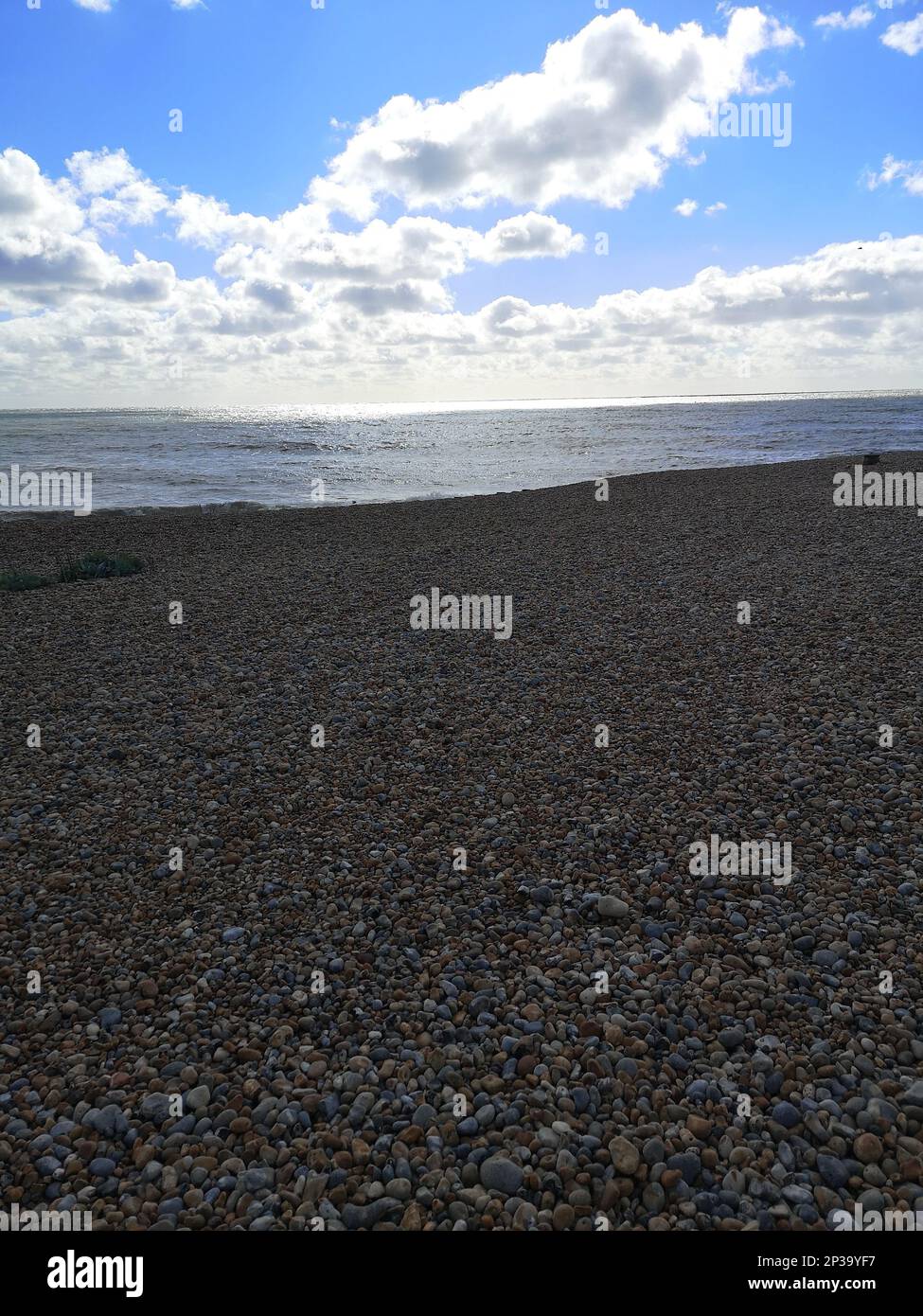 Vue sur une plage de galets donnant sur la mer. Banque D'Images