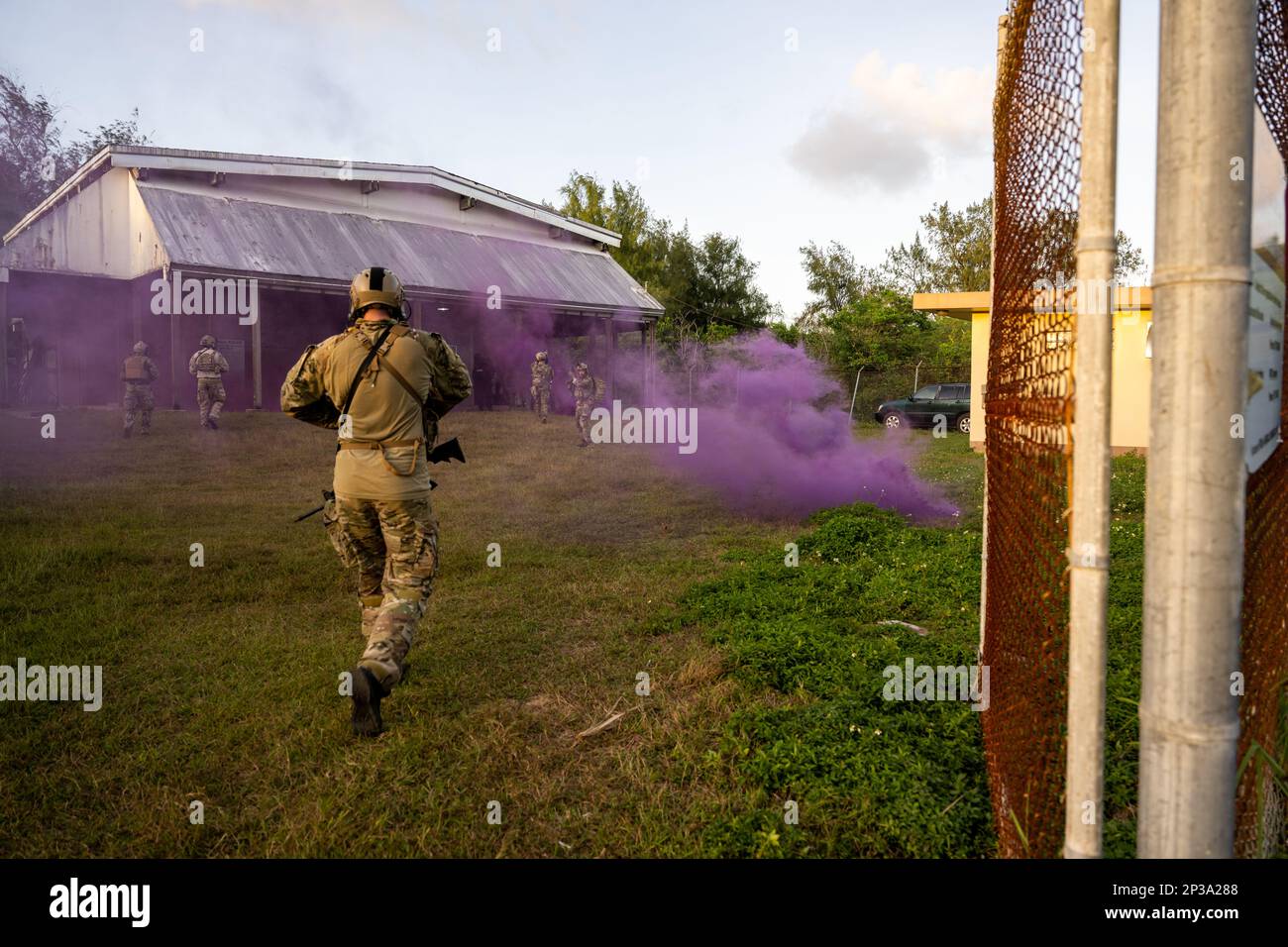 SANTA RITA, Guam (9 février 2023) des marins affectés à l'unité mobile d'élimination des explosifs d'artillerie (EODMU) 5 et des officiers spéciaux de l'application de la loi et des tactiques de la police de l'aéroport de Guam effectuent un exercice de forage raid à bord de la base navale de Guam. L'exercice s'inscrivait dans le cadre d'un exercice de formation sur le terrain axé sur l'amélioration de l'interopérabilité avec les forces de l'ordre locales. EODMU-5 est affecté au commandant de la Force opérationnelle 75, qui exécute le commandement et le contrôle des forces expéditionnaires de la Marine dans la zone d’opérations de la flotte 7th. Ils planifient et exécutent Naval Construction, Expeditionary Logistics, explosif Ordnance Disposa Banque D'Images