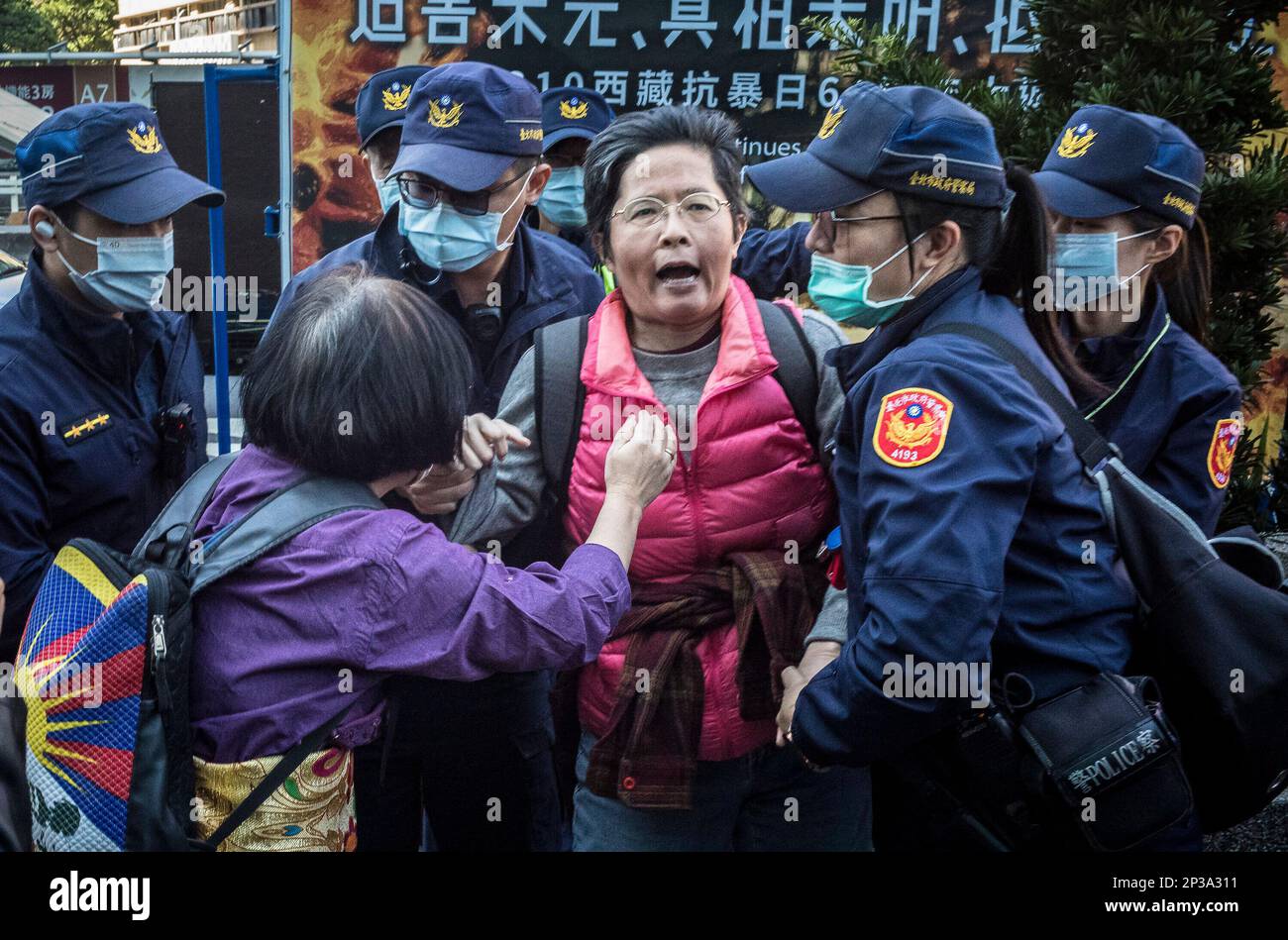 Taipei. 05th mars 2023. La police s'en prend à l'activiste pro-chinois en tant que Tibétains et Taiwanais qui soutiennent la protestation de la liberté tibétaine dans les rues de Taipei, Taiwan le 05/03/2023 à l'occasion du 64th anniversaire du soulèvement au Tibet. Les manifestants exigent que les autorités chinoises cessent de réprimer les gens au Tibet et que le Dalaï Lama retourne à Lhassa. Par Wiktor Dabkowski crédit: dpa/Alay Live News Banque D'Images