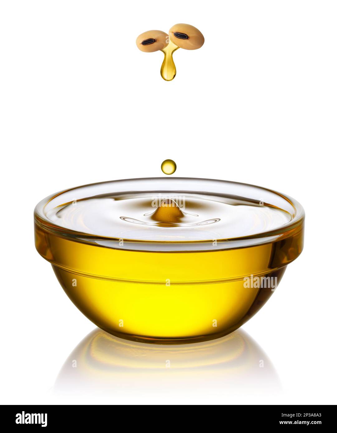 l'huile de soja s'égoutte des haricots volants dans un bol en verre isolé sur du blanc Banque D'Images