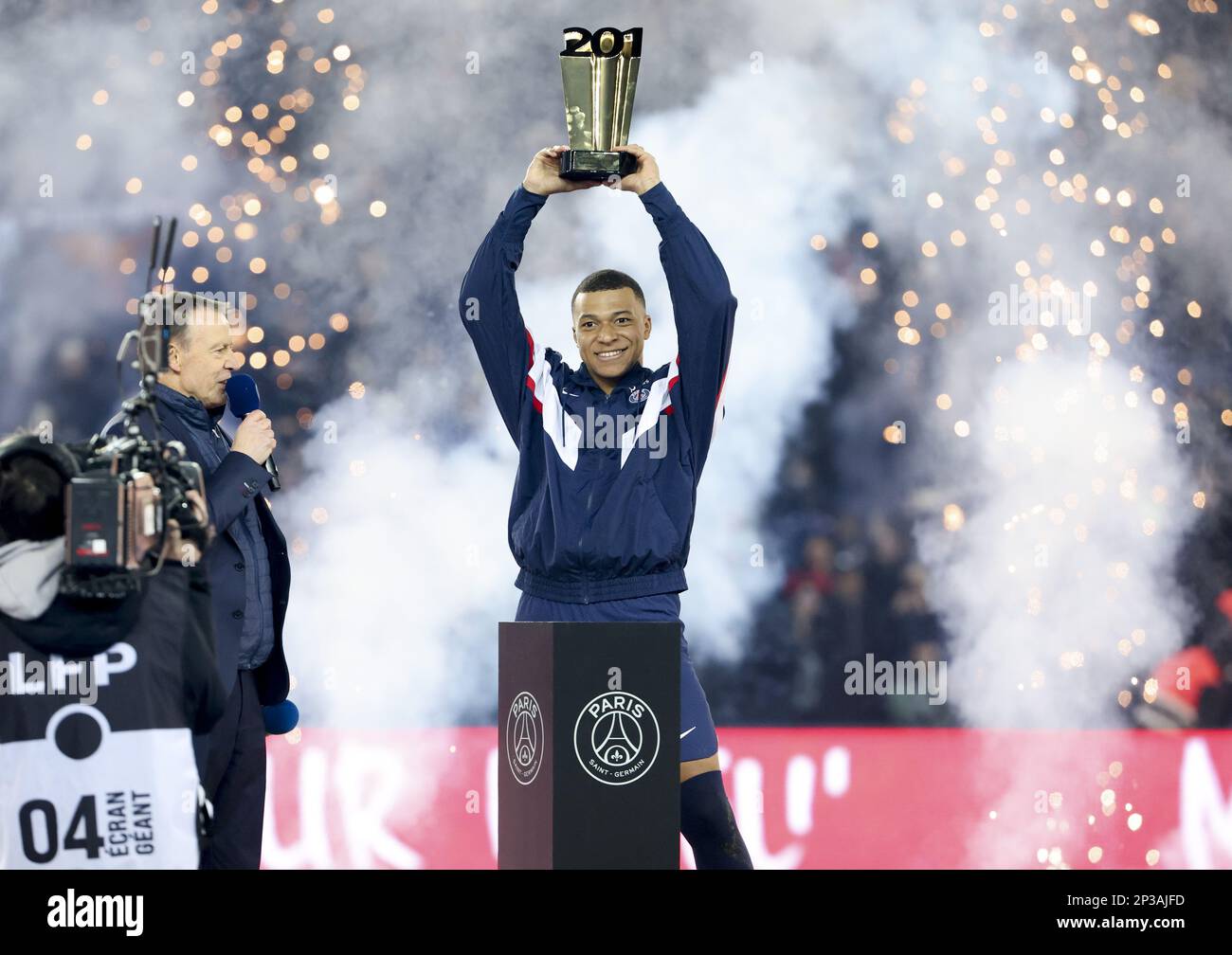 Kylian Mbappé recevant un trophée