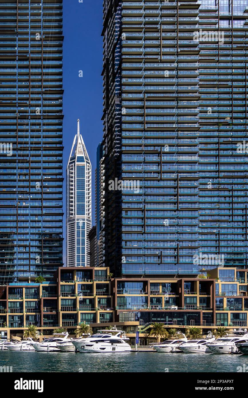 Dubaï, Émirats Arabes Unis - 05 2021 décembre : vue détaillée des Marina Gate Towers avec 23 Marina Tower entre les deux bâtiments ; papier peint des gratte-ciel de la Marina de Dubaï Banque D'Images