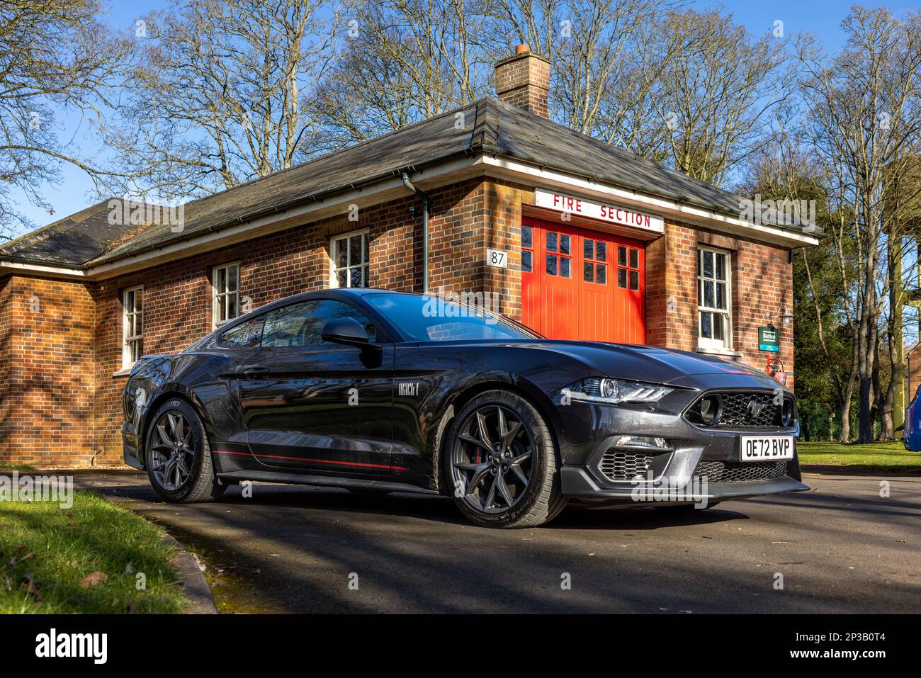 2022 Ford Mustang Mach 1 ‘OE72 BVP’ exposé à l’assemblée Ford tenue au Bicester Heritage Centre le 26th février 2023. Banque D'Images