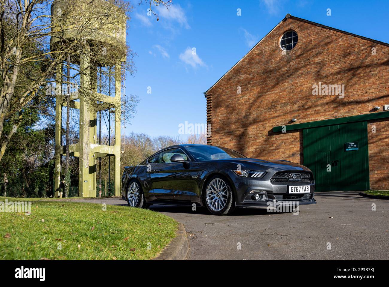 2018 Ford Mustang GT 5,0, exposé à l'assemblée Ford tenue au Bicester Heritage Centre le 26th février 2023. Banque D'Images