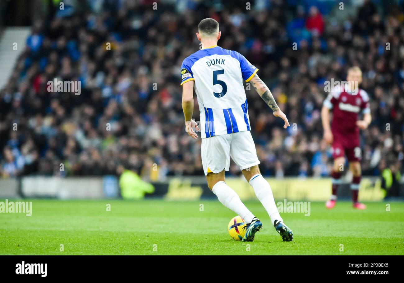 Lewis Dunk de Brighton lors du match Premier League entre Brighton & Hove Albion et West Ham United au stade de la communauté American Express, Brighton, Royaume-Uni - 4th mars 2023 photo Simon Dack/Telephoto Images usage éditorial exclusif. Pas de merchandising. Pour les images de football, les restrictions FA et Premier League s'appliquent inc. Aucune utilisation Internet/mobile sans licence FAPL - pour plus de détails, contactez football Dataco Banque D'Images