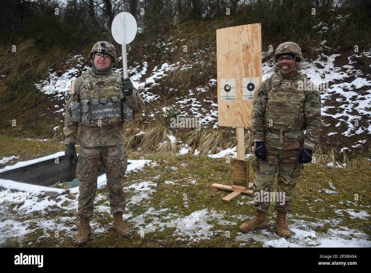 ÉTATS-UNIS Les soldats affectés à la Compagnie du quartier général et du quartier général, 522nd Bataillon du renseignement militaire, 207th Brigade du renseignement militaire (Théâtre), attendent des instructions pour revenir à la ligne de tir pendant une période de qualification zéro dans le cadre de l'exercice Lightning Focus à la zone d'entraînement de Grafenwoehr, en Allemagne, le 24 janvier 2023. Lightning Focus 2023 offre l'opportunité d'améliorer la maîtrise des armes individuelles et des équipiers, de former des soldats de base, de développer des soldats et des NCO juniors, d'améliorer la cohésion de l'unité et le renforcement de l'équipe, ainsi que de former des équipes de soutien à l'intelligence opérationnelle basée sur des scénarios Banque D'Images