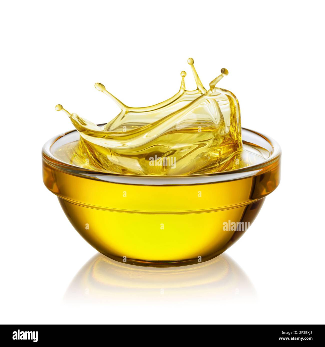 huile de cuisson avec éclaboussures dans un bol en verre isolé sur blanc Banque D'Images